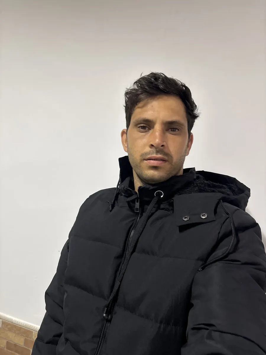 Cliente usando a jaqueta preta em selfie, destacando gola e capuz