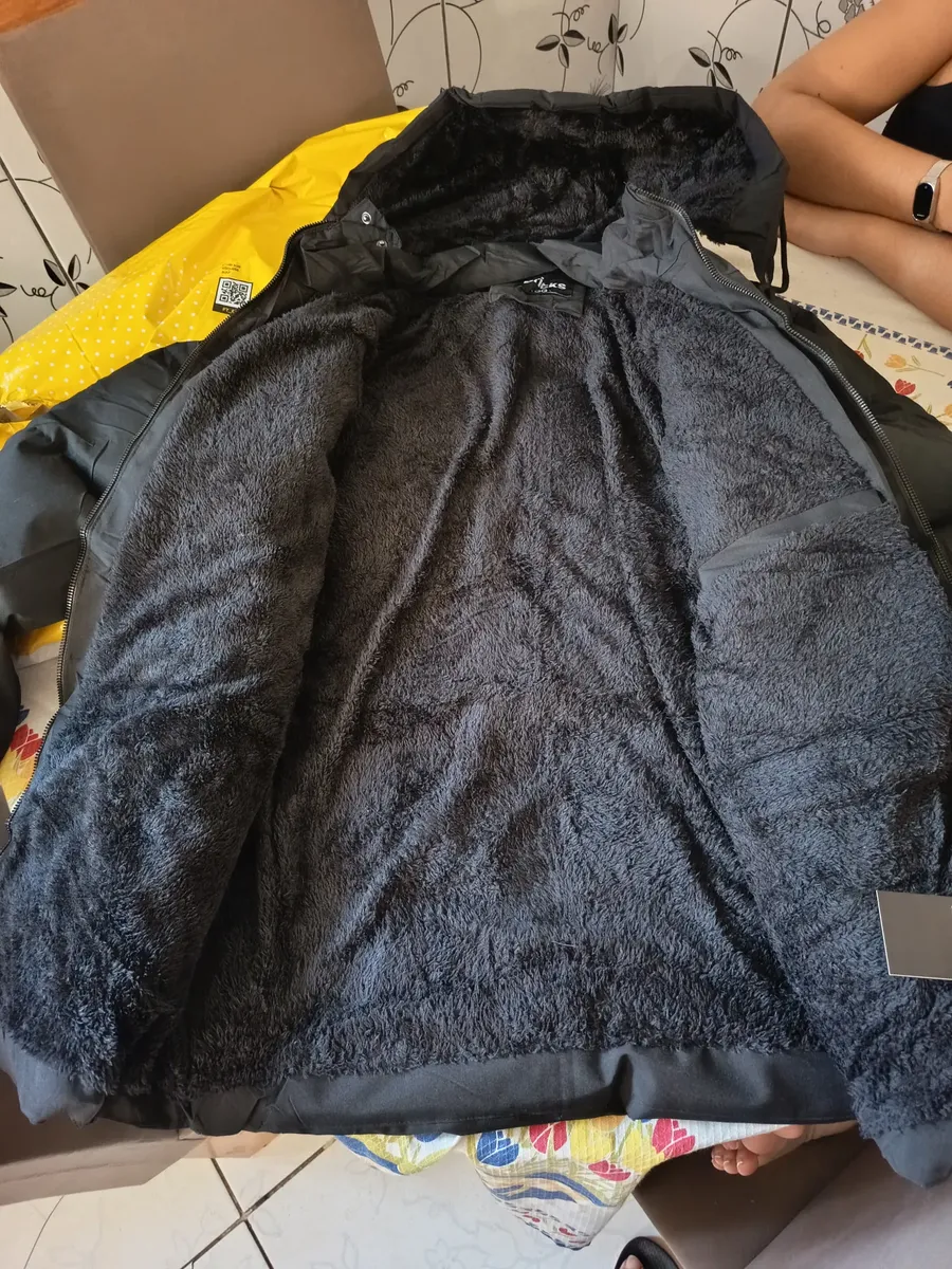 Jaqueta preta aberta mostrando o forro peluciado interno